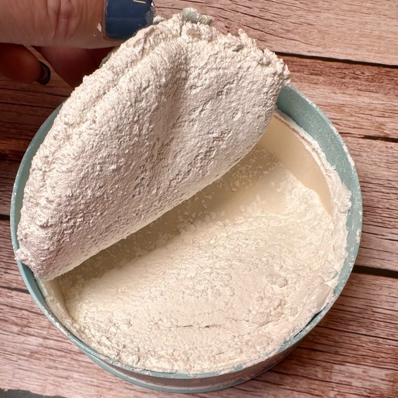 Vintage Elizabeth Arden “Blue Grass” Dusting Powder Set – Tin & Shaker Bottle - Picture 8 of 16